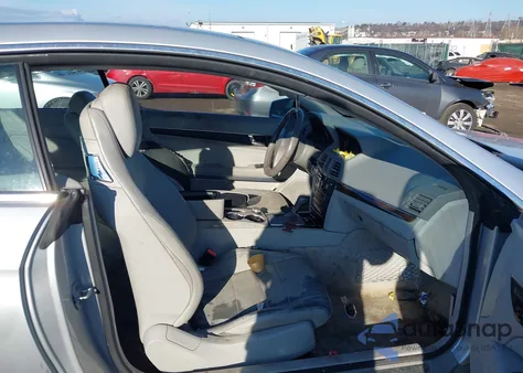 2010 Mercedes-Benz E 550 z USA, uszkodzony, nr VIN WDDKJ7CB7AF037952